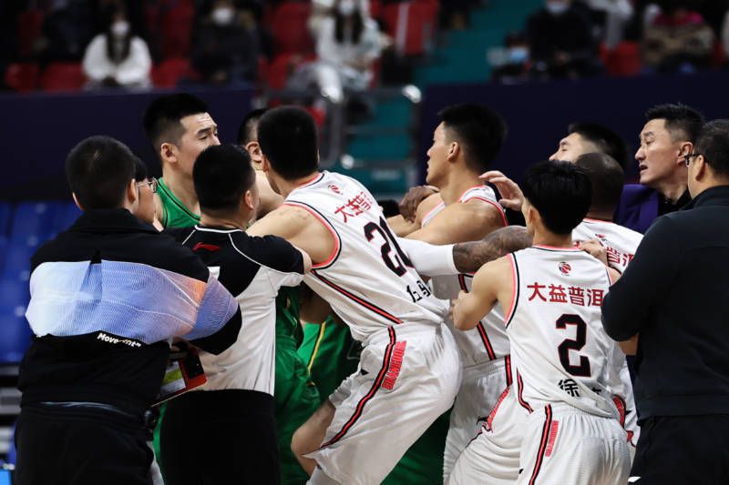 为了迎接即将到来的中国猪年，动画原班人马联同中方团队，形式上延续该IP的经典呈现模式，将中国传统春节文化与简单快乐国际化的佩奇相结合，为万千家庭打造了这份独一无二的佳节陪伴礼物